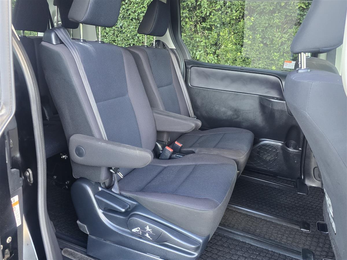 2017 Toyota Voxy thumbnail