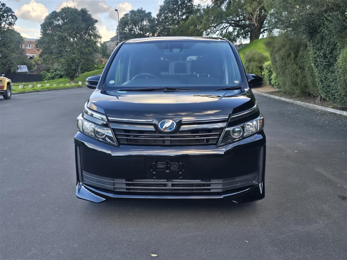2017 Toyota Voxy thumbnail