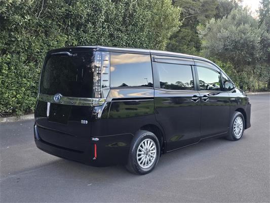 2017 Toyota Voxy thumbnail