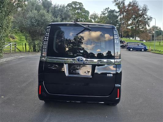 2017 Toyota Voxy thumbnail