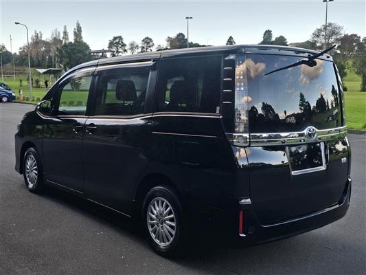 2017 Toyota Voxy thumbnail
