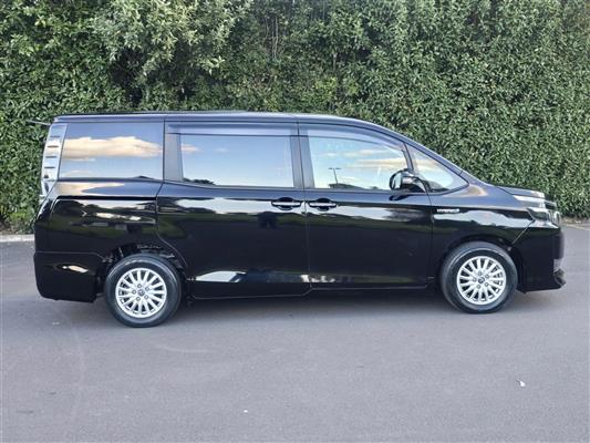 2017 Toyota Voxy thumbnail