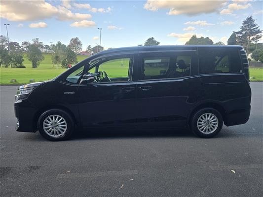 2017 Toyota Voxy thumbnail