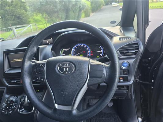 2017 Toyota Voxy thumbnail