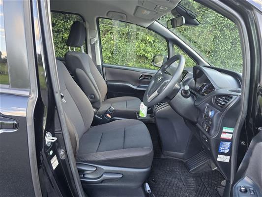 2017 Toyota Voxy thumbnail
