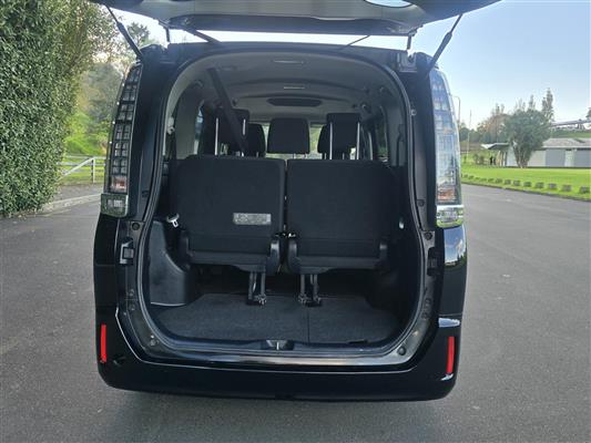 2017 Toyota Voxy thumbnail
