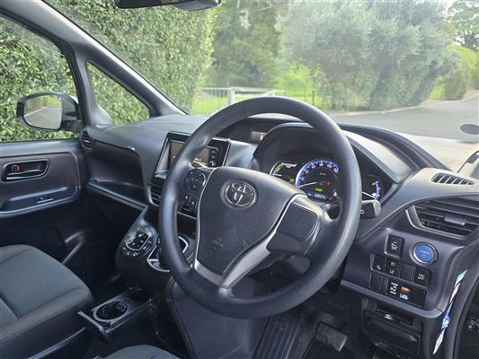 2017 Toyota Voxy thumbnail