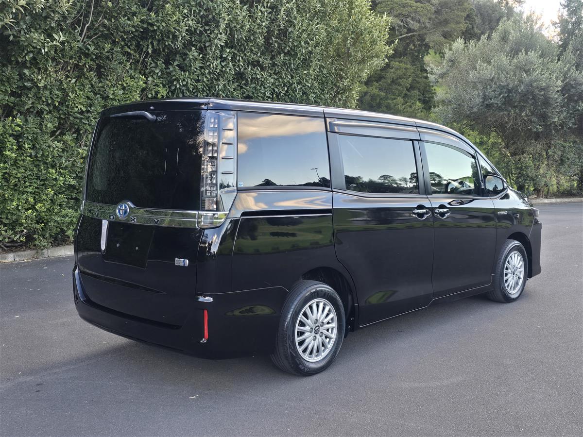 2017 Toyota Voxy thumbnail