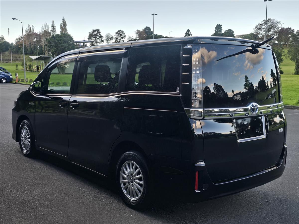 2017 Toyota Voxy thumbnail