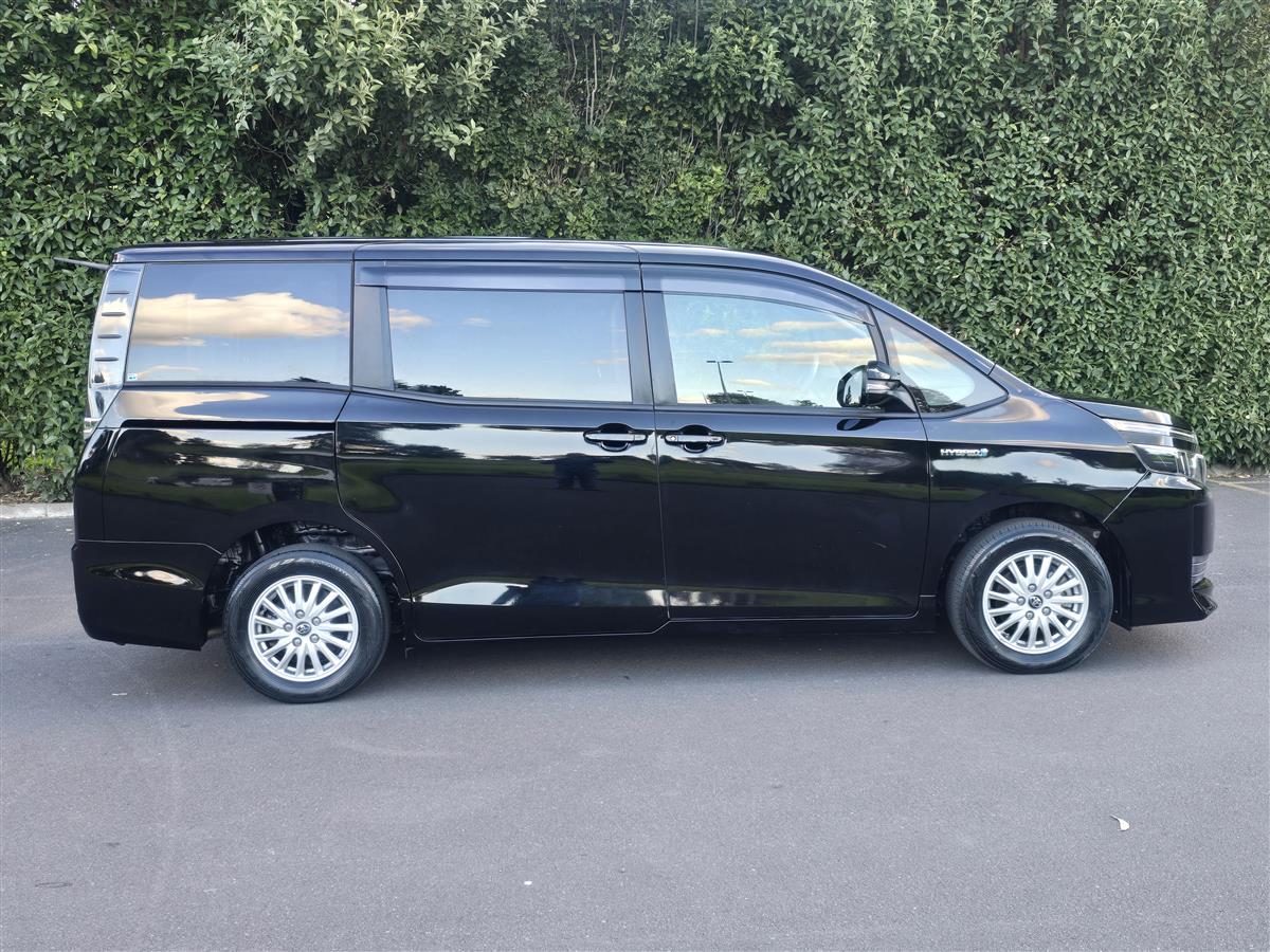2017 Toyota Voxy thumbnail