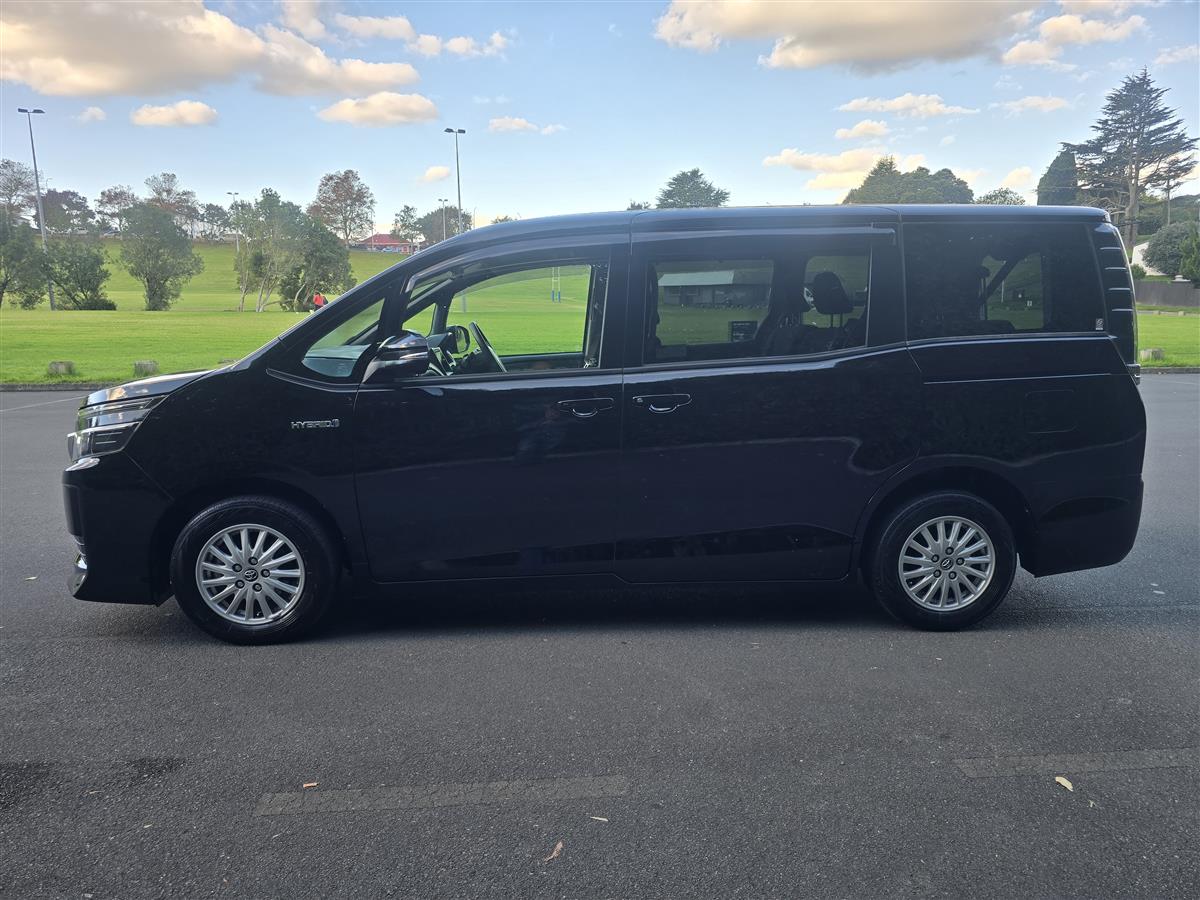 2017 Toyota Voxy thumbnail
