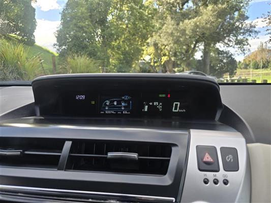 2014 Toyota Prius thumbnail