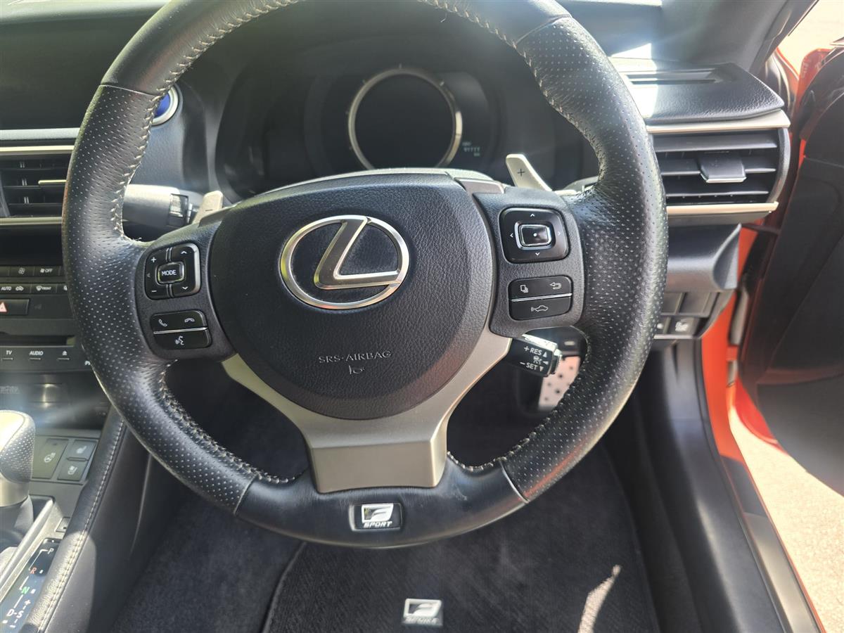 2015 Lexus RC300h thumbnail