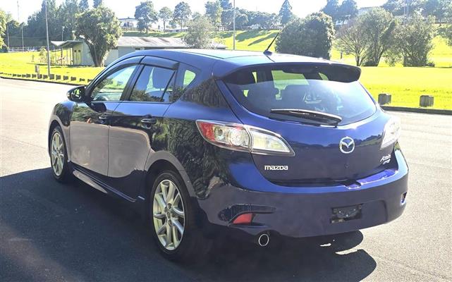 2013 Mazda Axela thumbnail