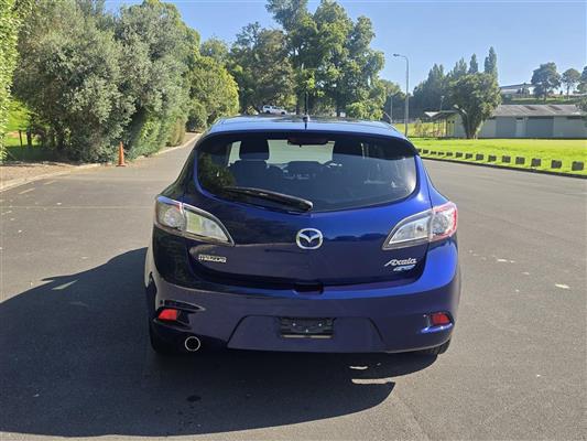 2013 Mazda Axela thumbnail