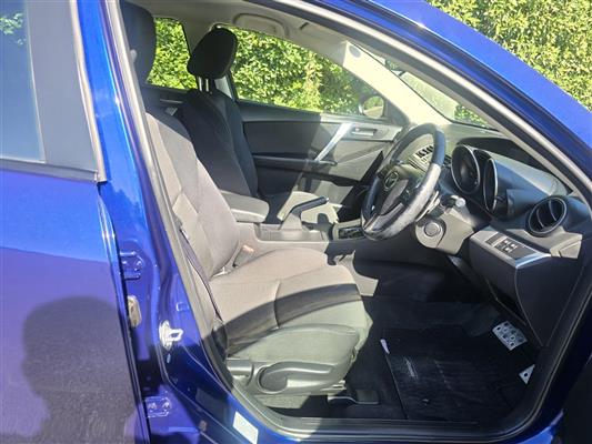 2013 Mazda Axela thumbnail