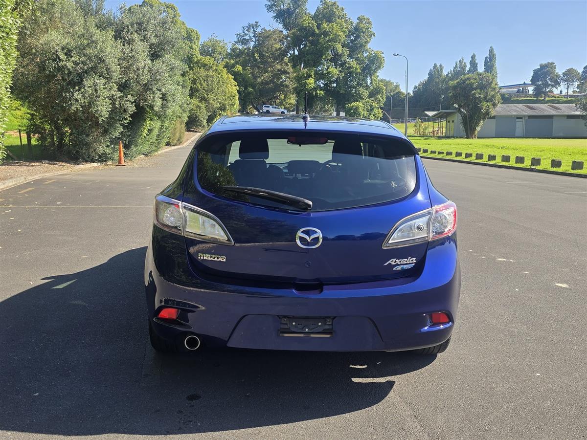 2013 Mazda Axela thumbnail