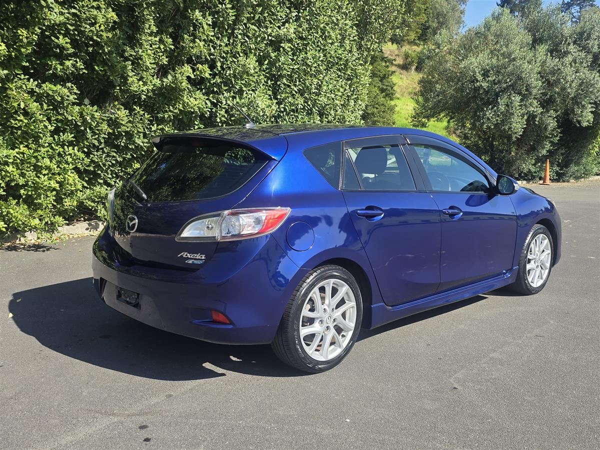 2013 Mazda Axela thumbnail