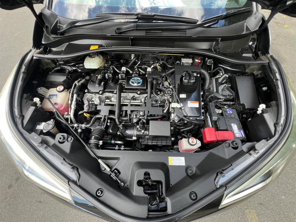 2017 Toyota C-HR thumbnail