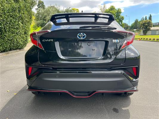 2017 Toyota C-HR thumbnail