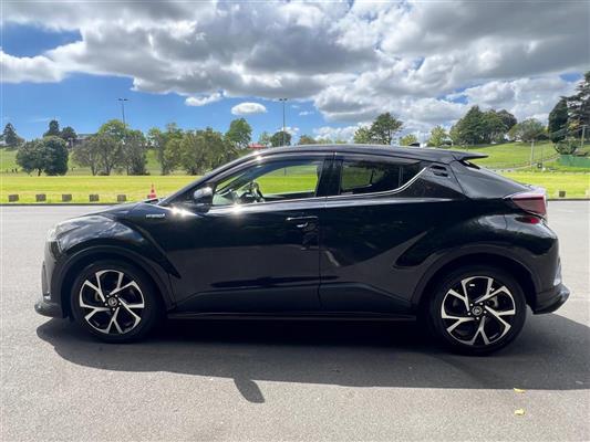2017 Toyota C-HR thumbnail