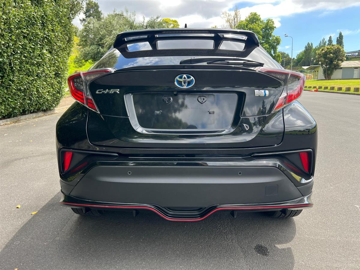 2017 Toyota C-HR thumbnail