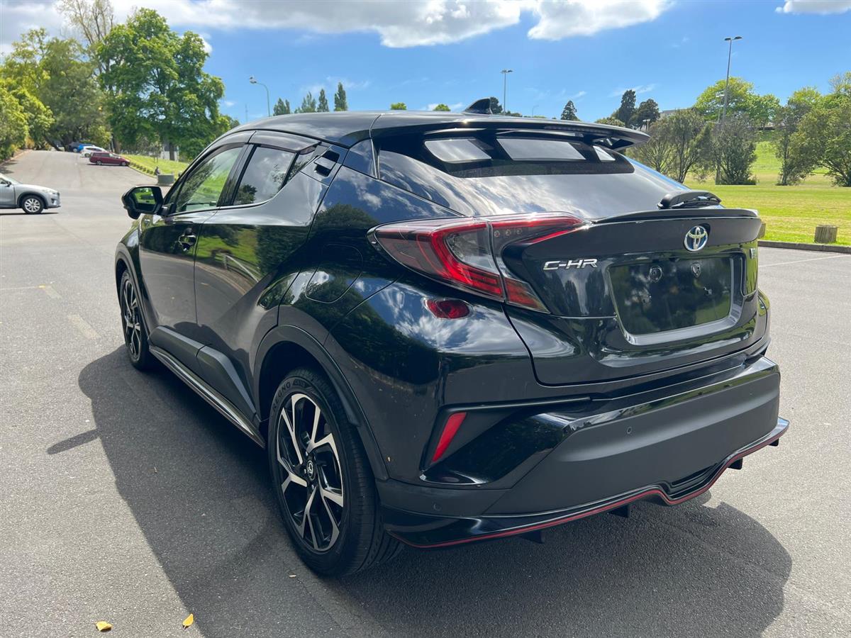 2017 Toyota C-HR thumbnail