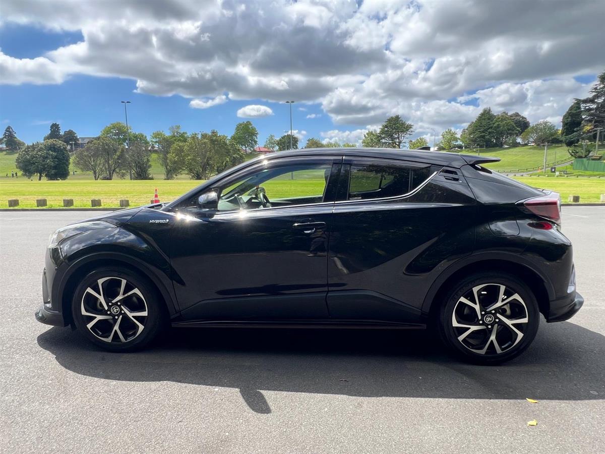 2017 Toyota C-HR thumbnail