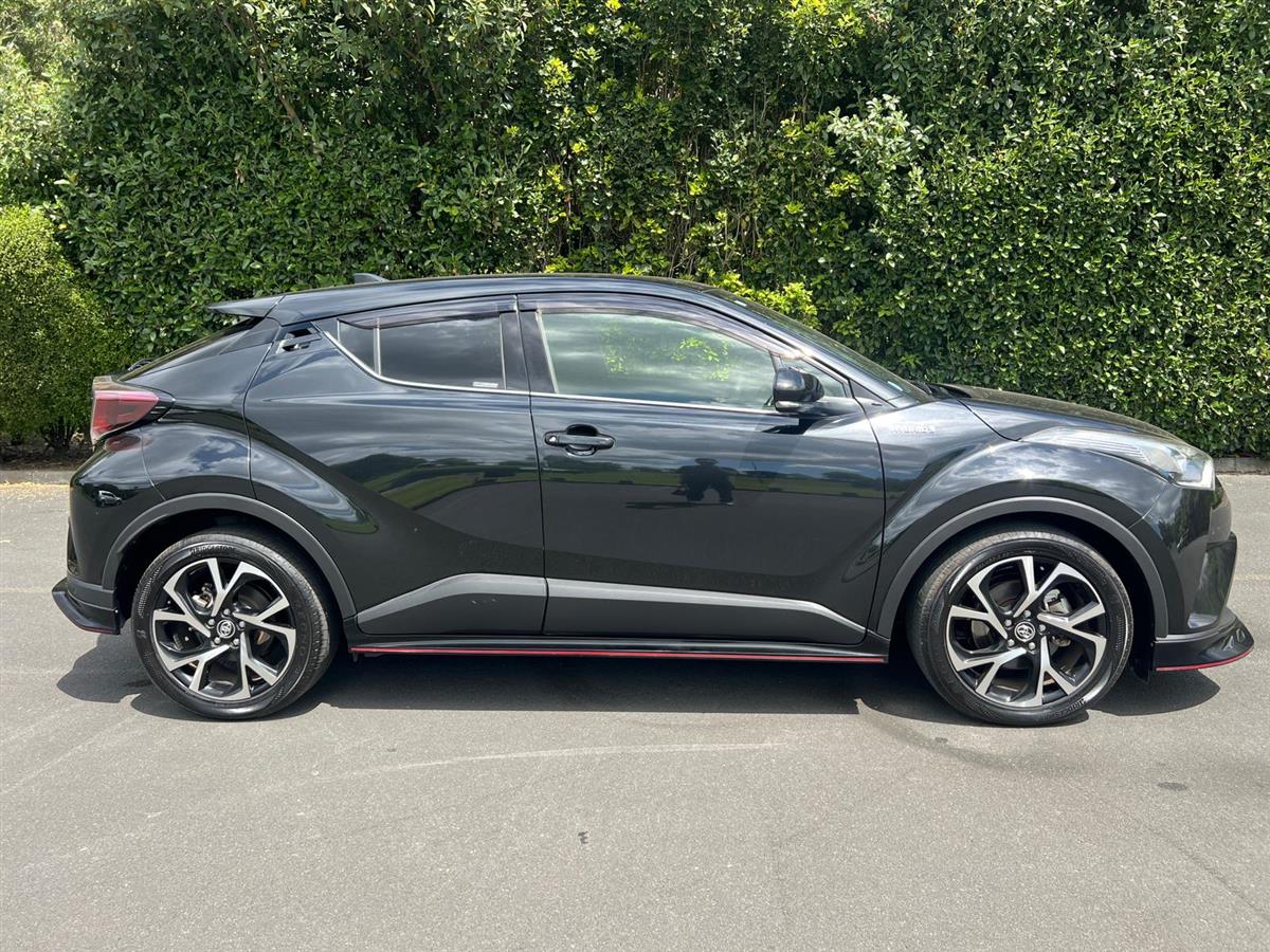 2017 Toyota C-HR thumbnail