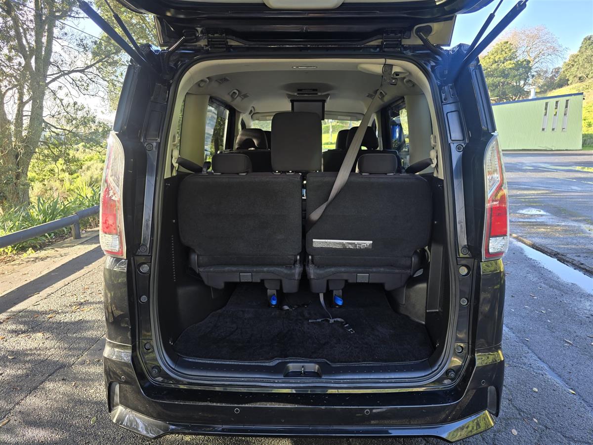 2017 Nissan Serena thumbnail