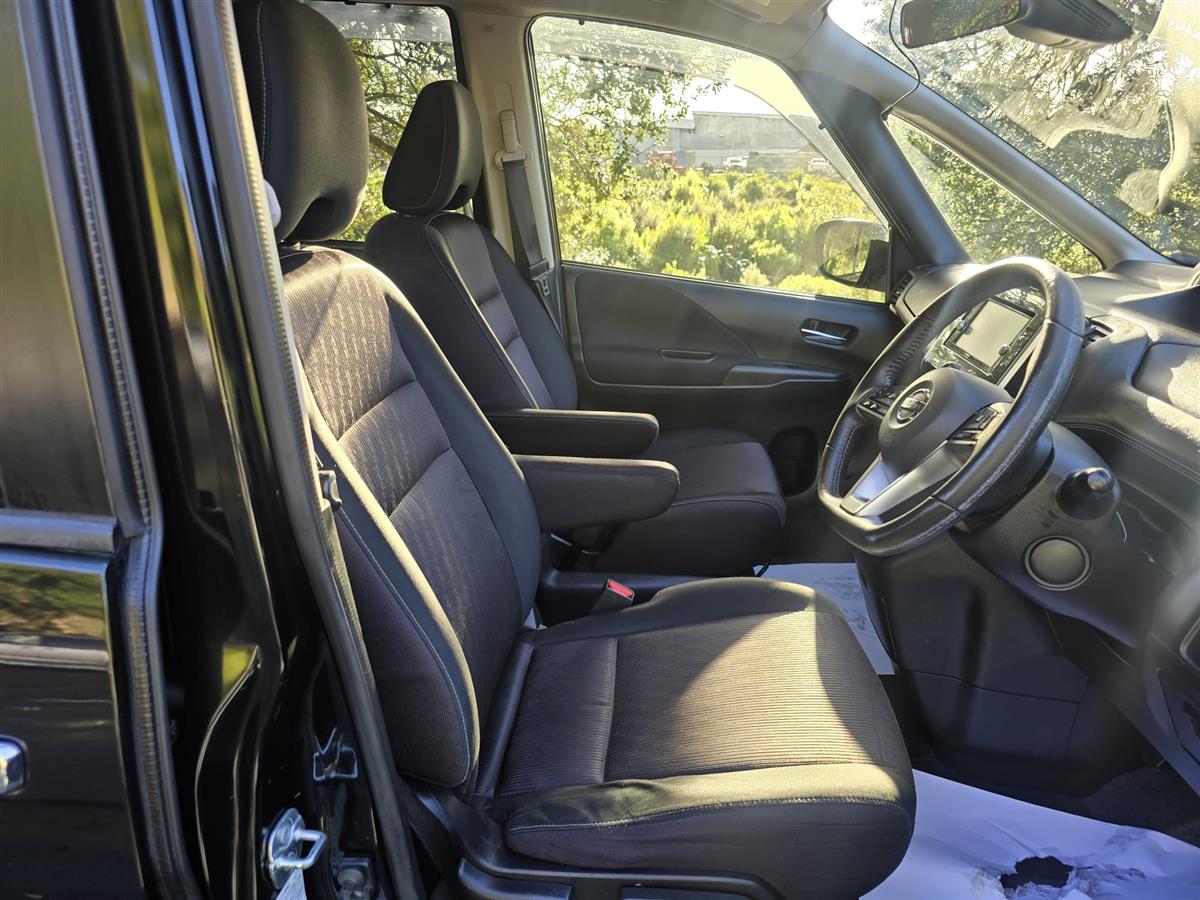 2017 Nissan Serena thumbnail