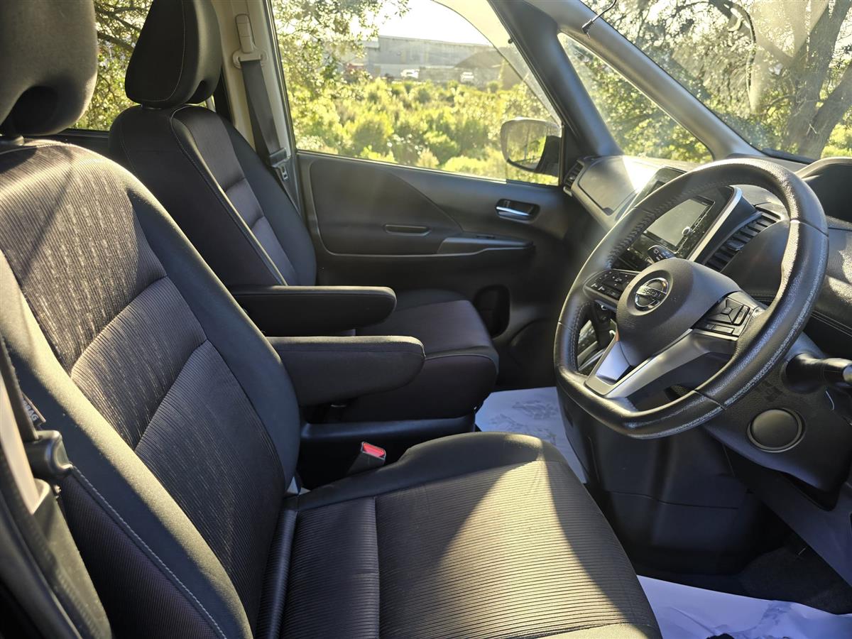 2017 Nissan Serena thumbnail