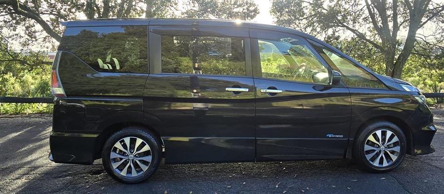 2017 Nissan Serena thumbnail