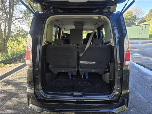 2017 Nissan Serena thumbnail