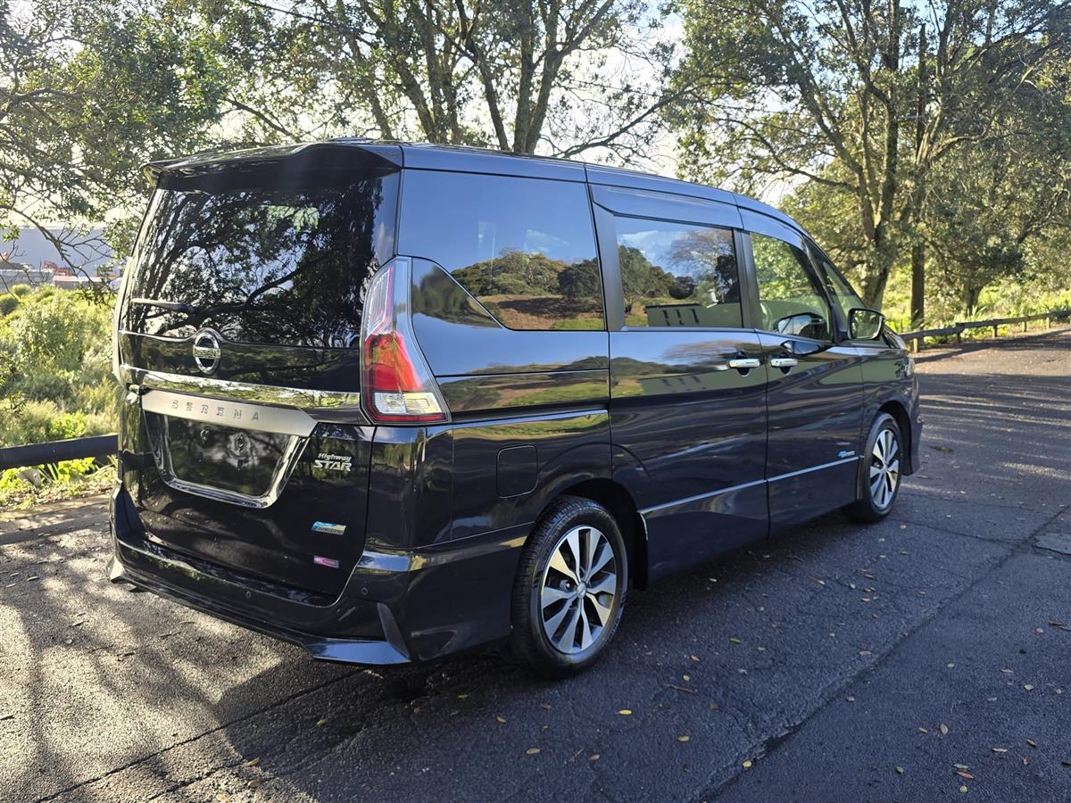 2017 Nissan Serena thumbnail