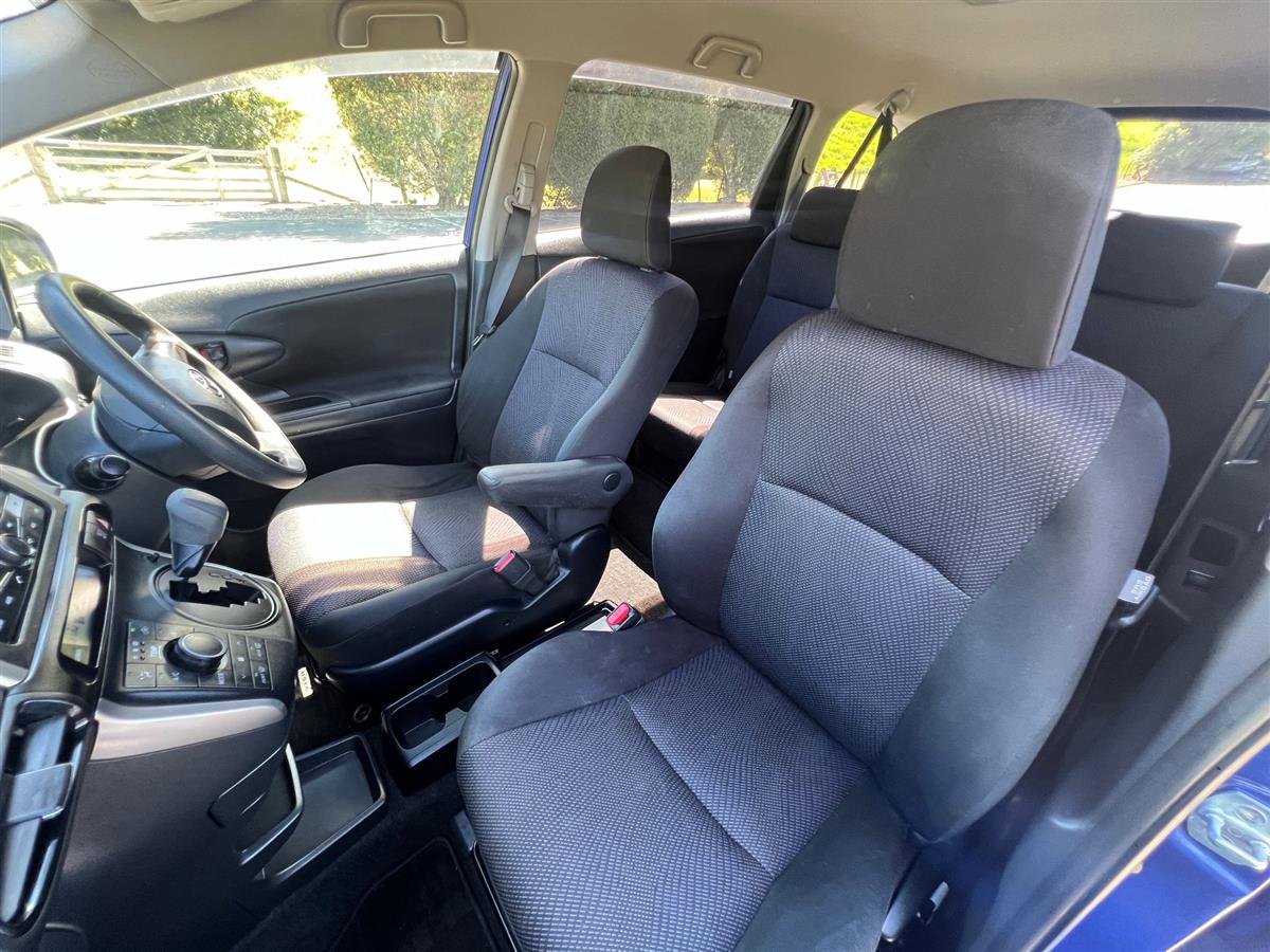 2013 Toyota Wish thumbnail