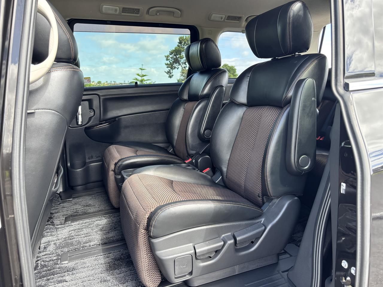 2013 Nissan Elgrand thumbnail