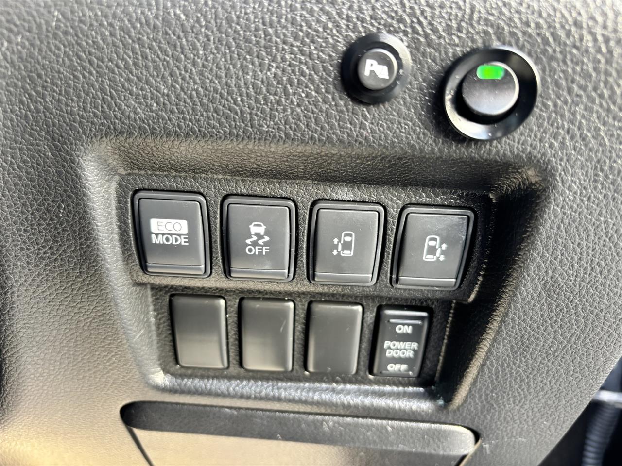2013 Nissan Elgrand thumbnail