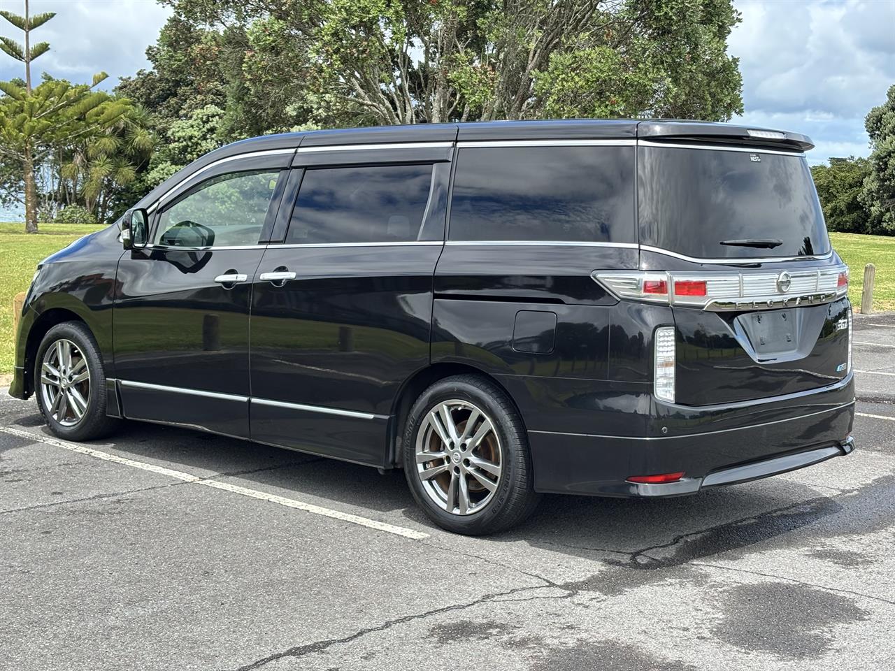 2013 Nissan Elgrand thumbnail