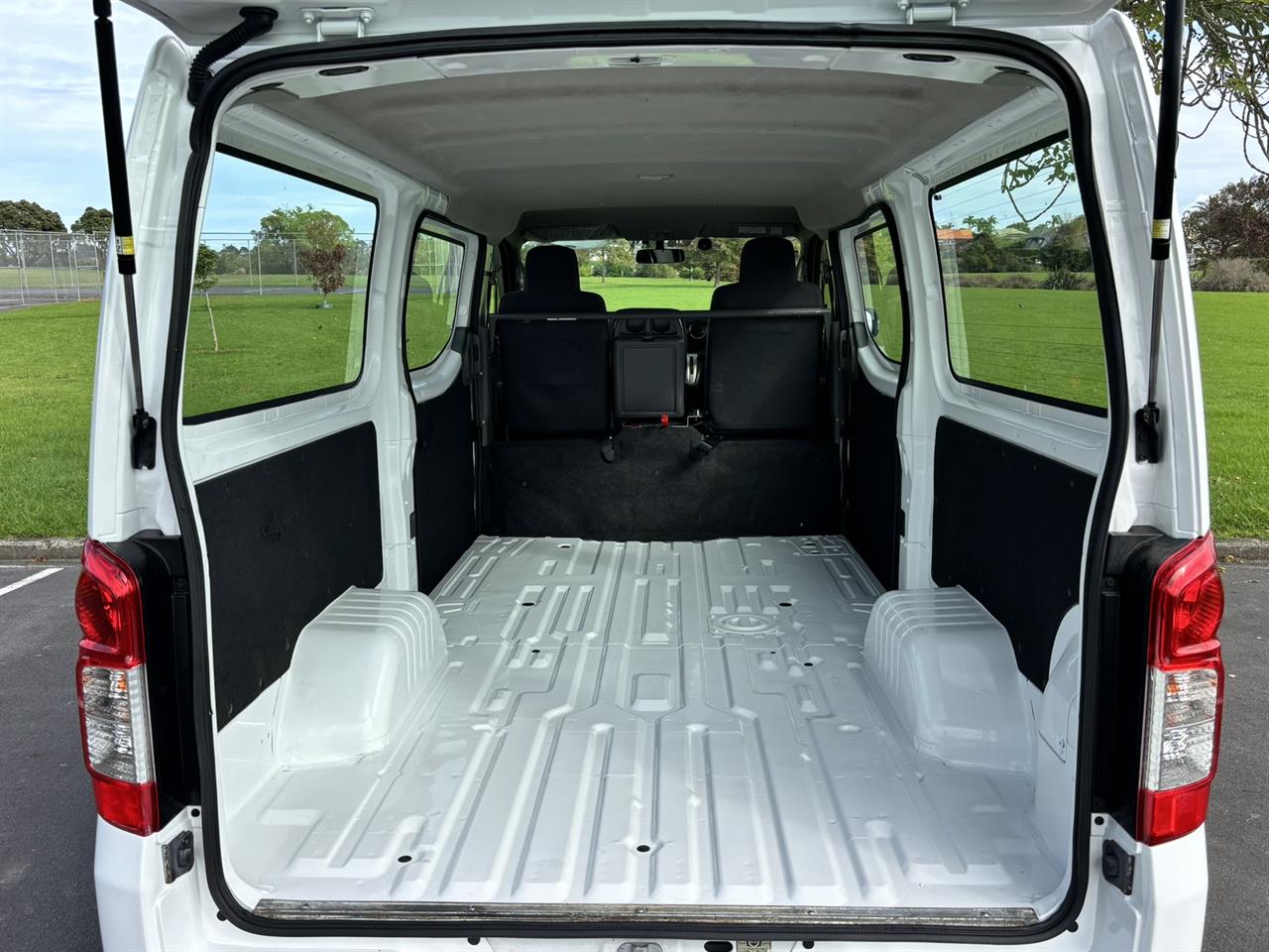2020 Nissan NV350 thumbnail