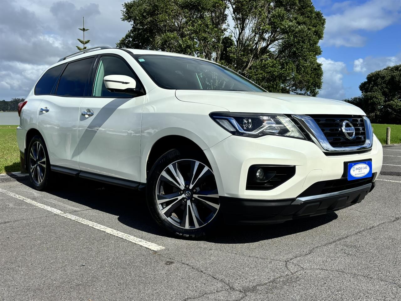 2017 Nissan Pathfinder thumbnail