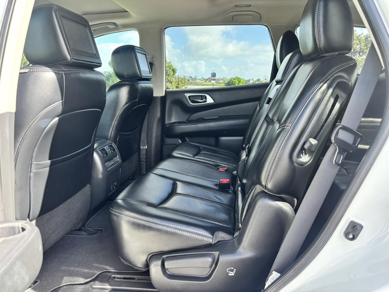 2017 Nissan Pathfinder thumbnail