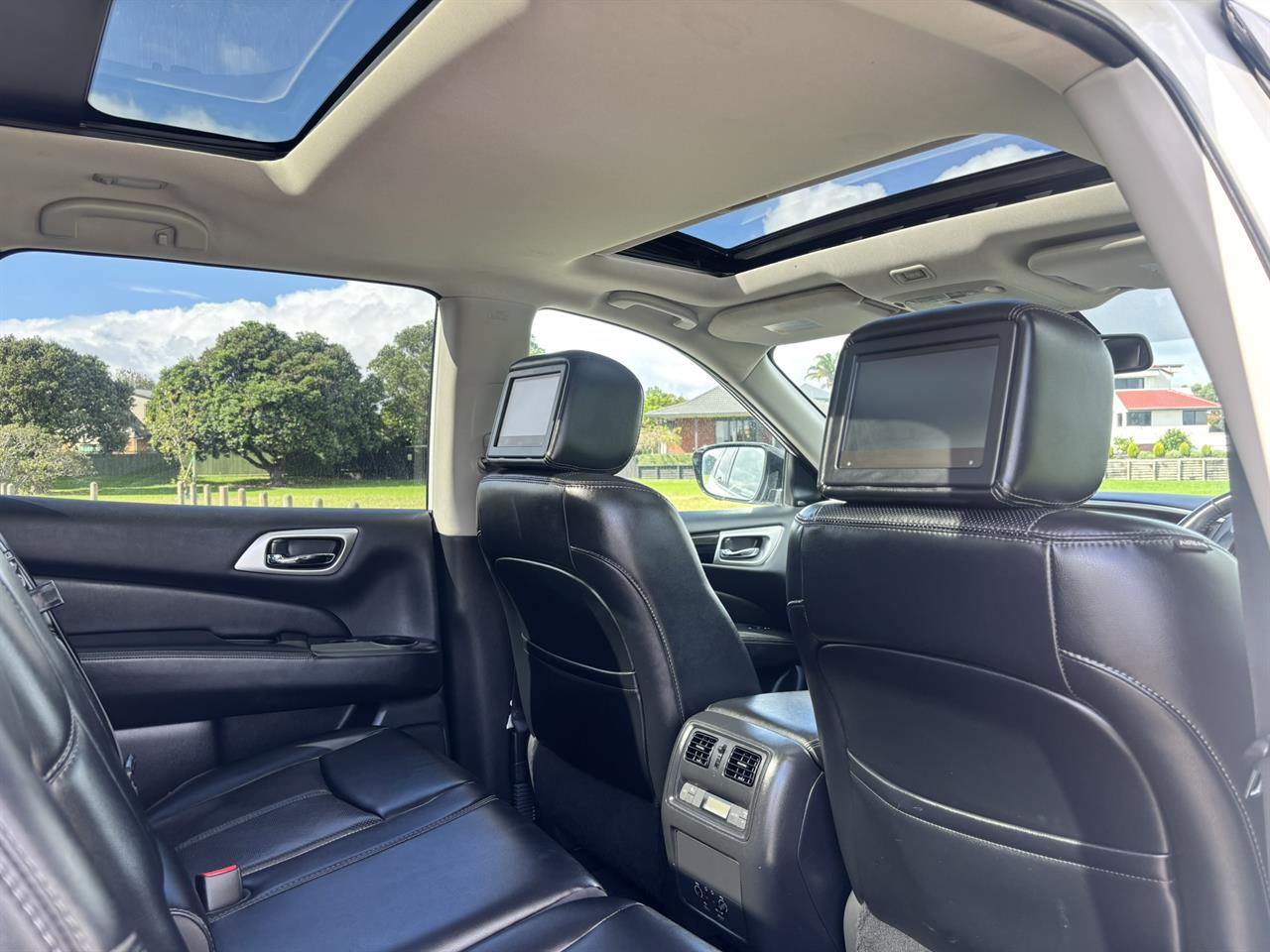 2017 Nissan Pathfinder thumbnail