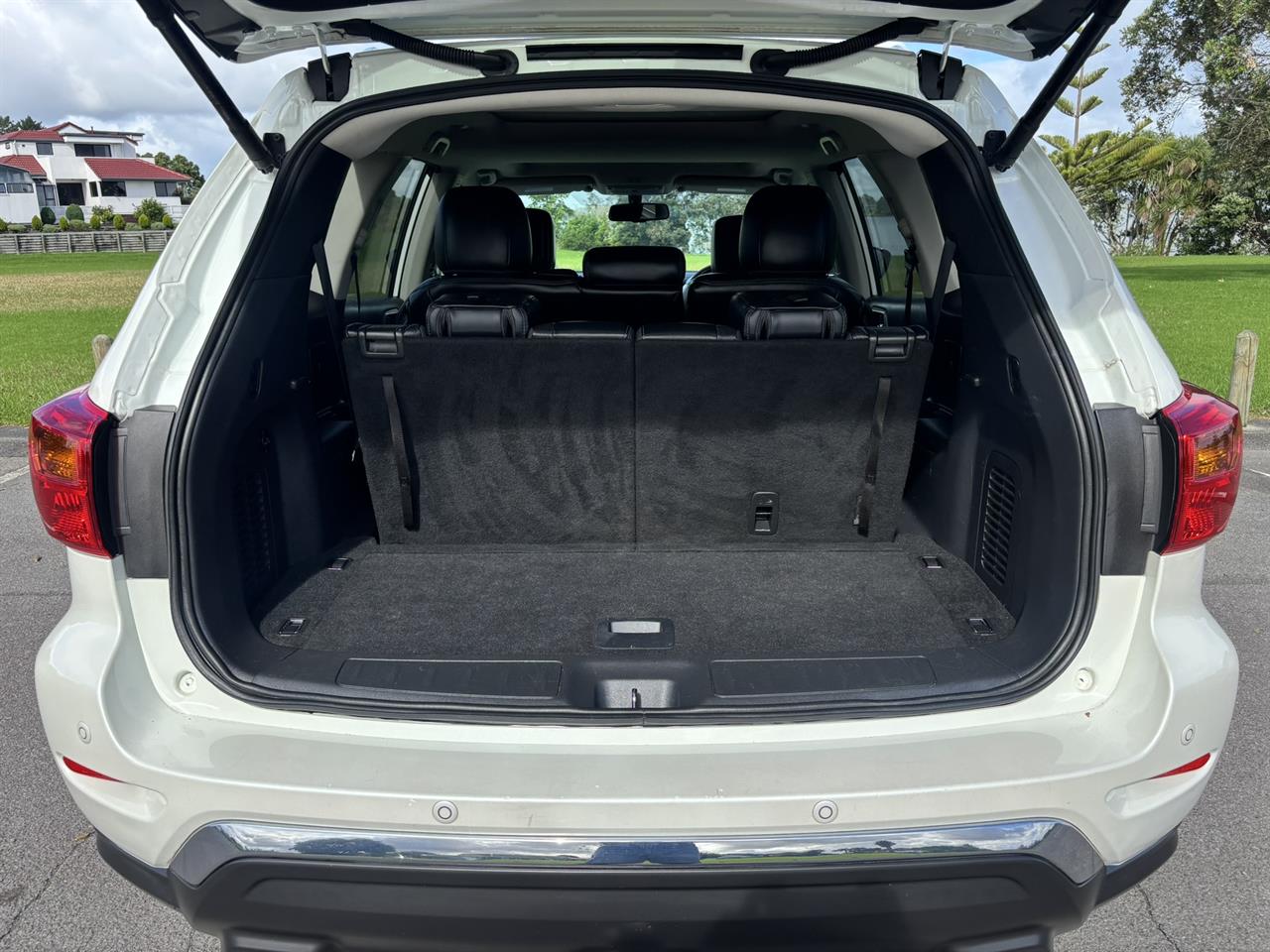 2017 Nissan Pathfinder thumbnail