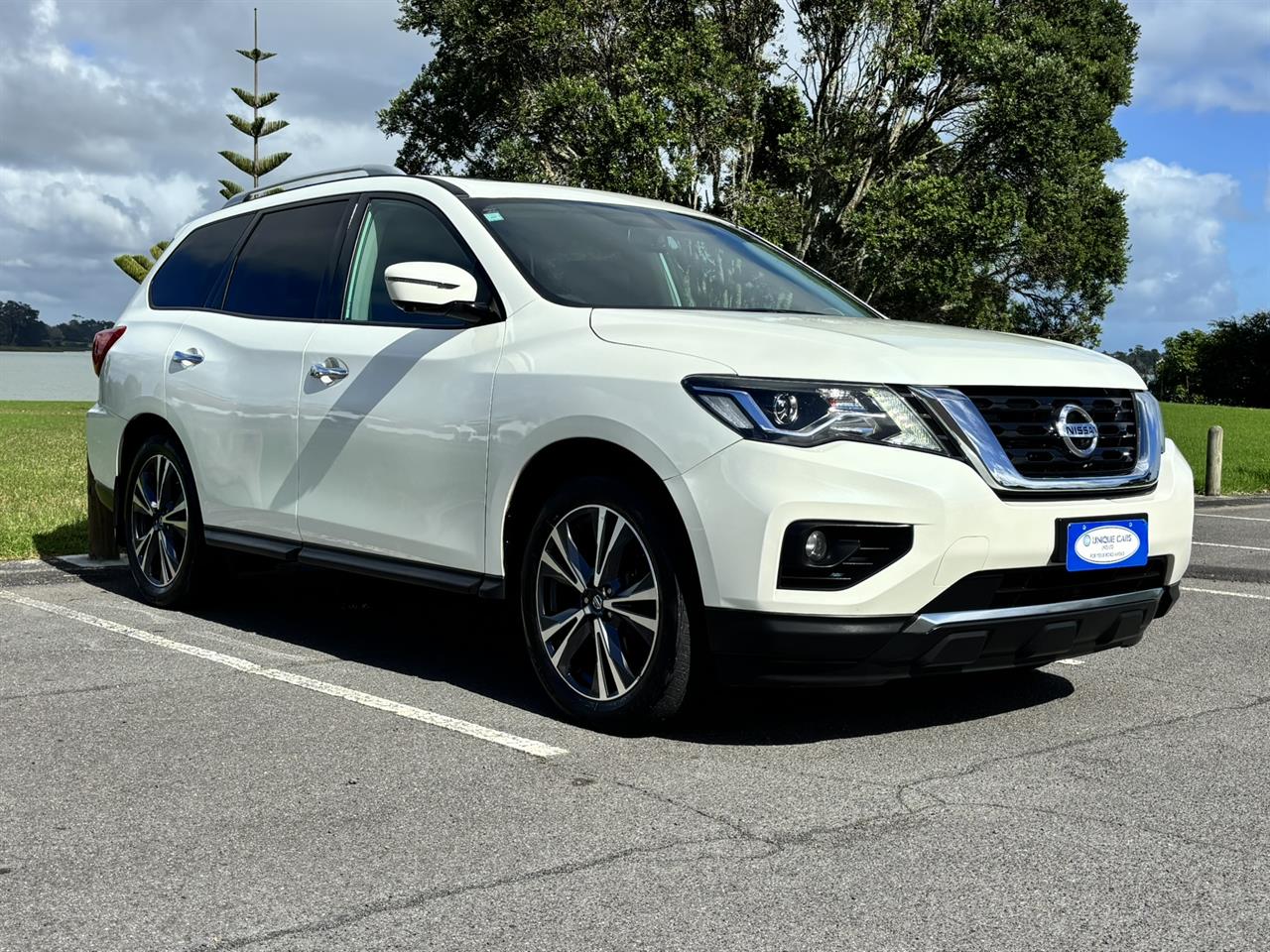 2017 Nissan Pathfinder thumbnail
