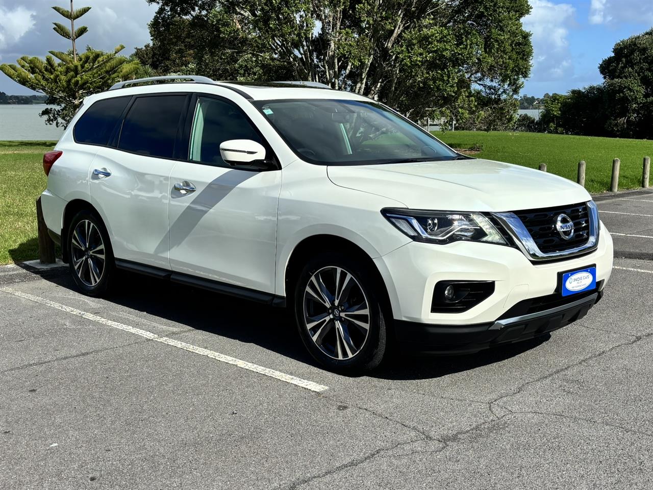 2017 Nissan Pathfinder thumbnail
