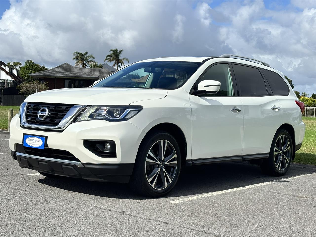 2017 Nissan Pathfinder thumbnail