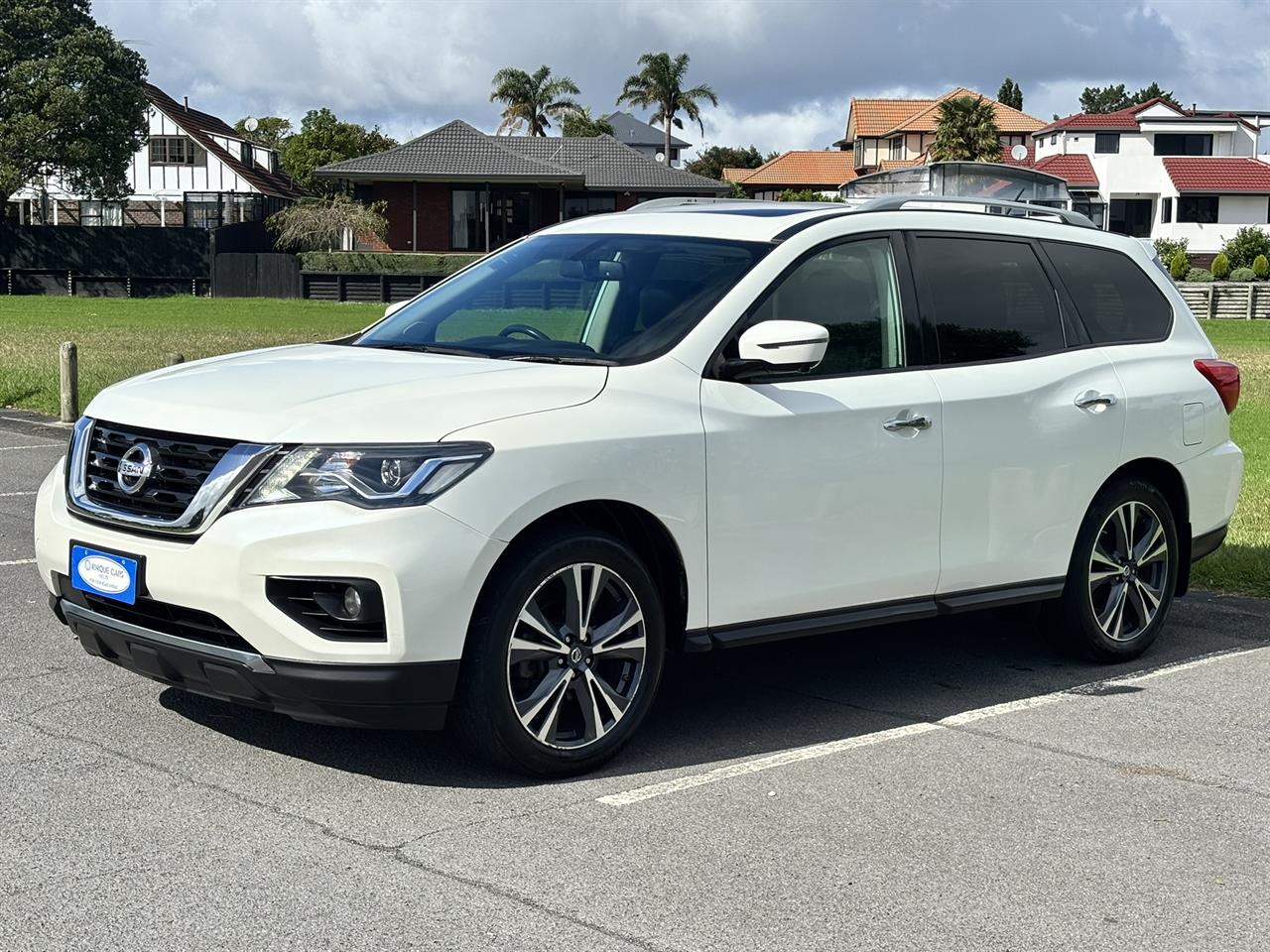 2017 Nissan Pathfinder thumbnail