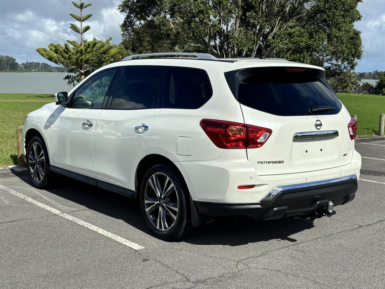 2017 Nissan Pathfinder thumbnail