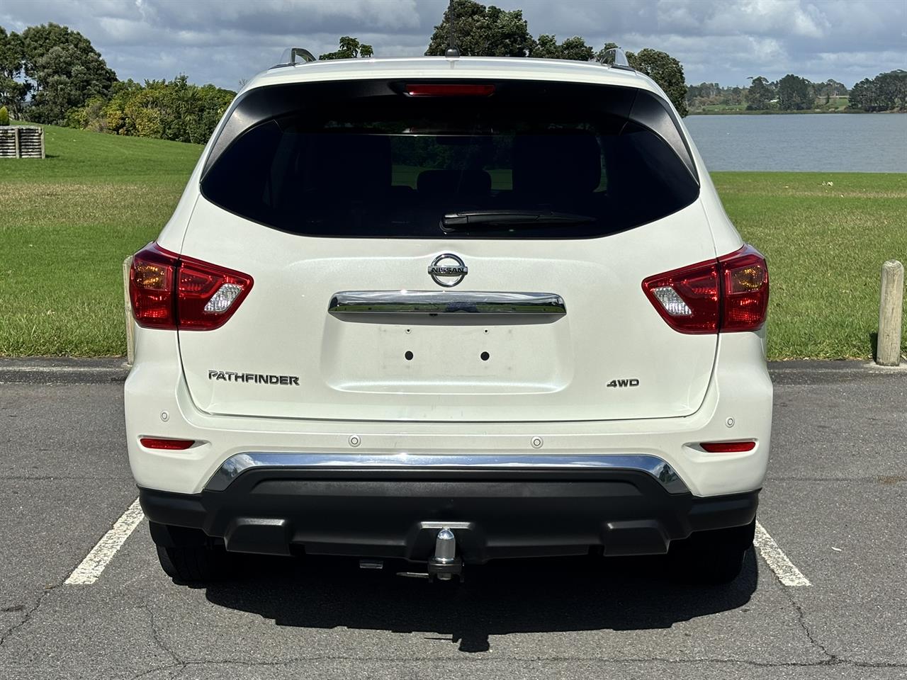2017 Nissan Pathfinder thumbnail